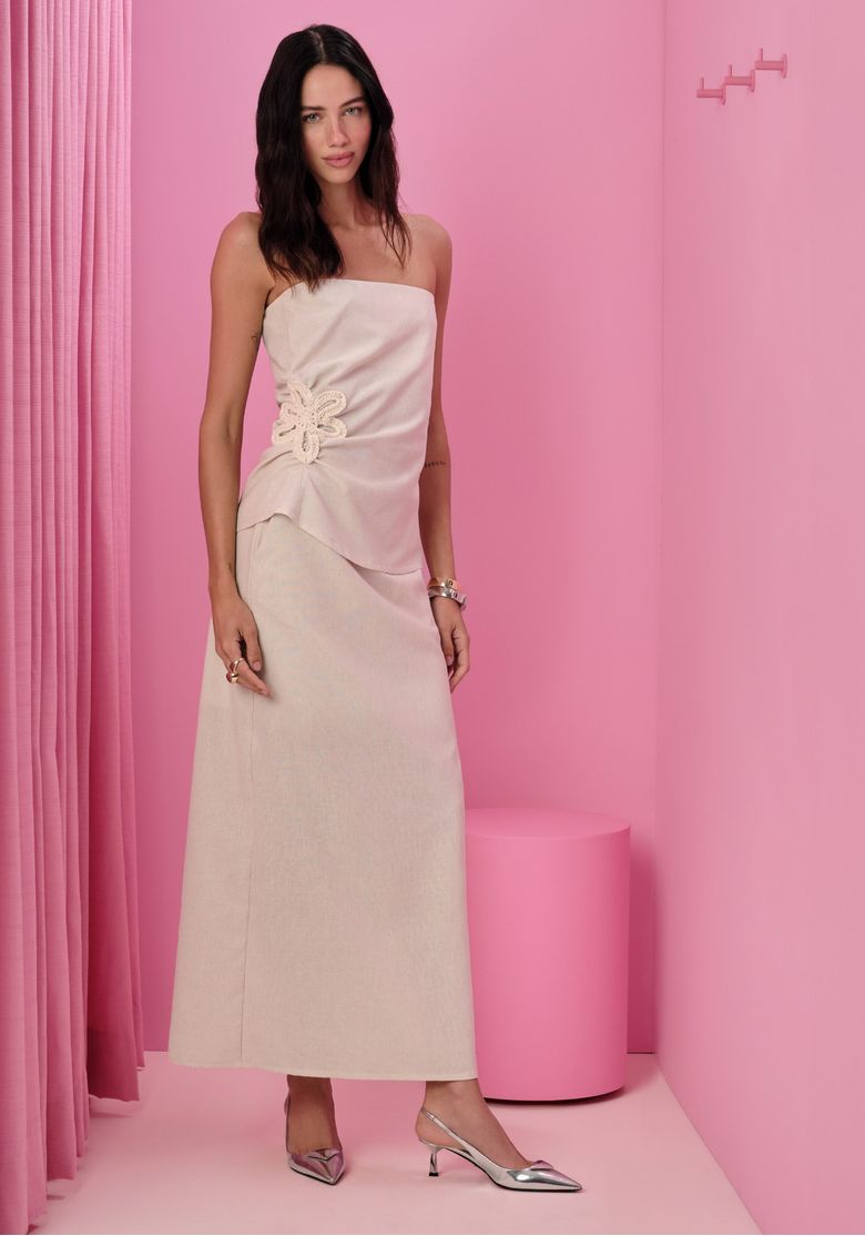Look completo: saia midi reta cinza cintura alta com top tomara que caia, fotografia em estúdio
