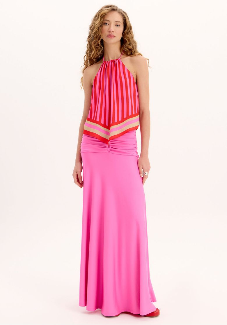 Look frontal com saia midi rosa franzida e top halter listrado, cós drapeado e caimento fluido