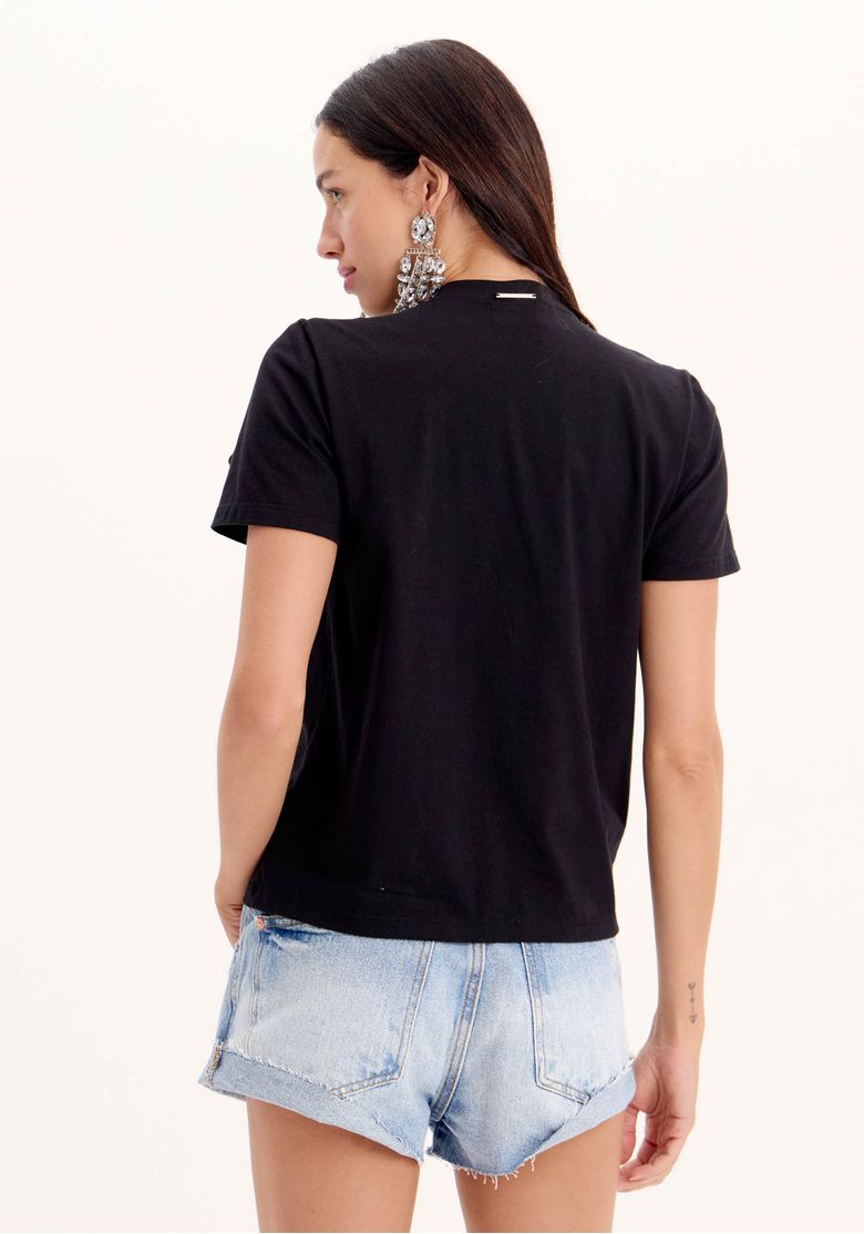 Vista posterior da t-shirt feminina preta de manga curta com modelagem regular e barra reta