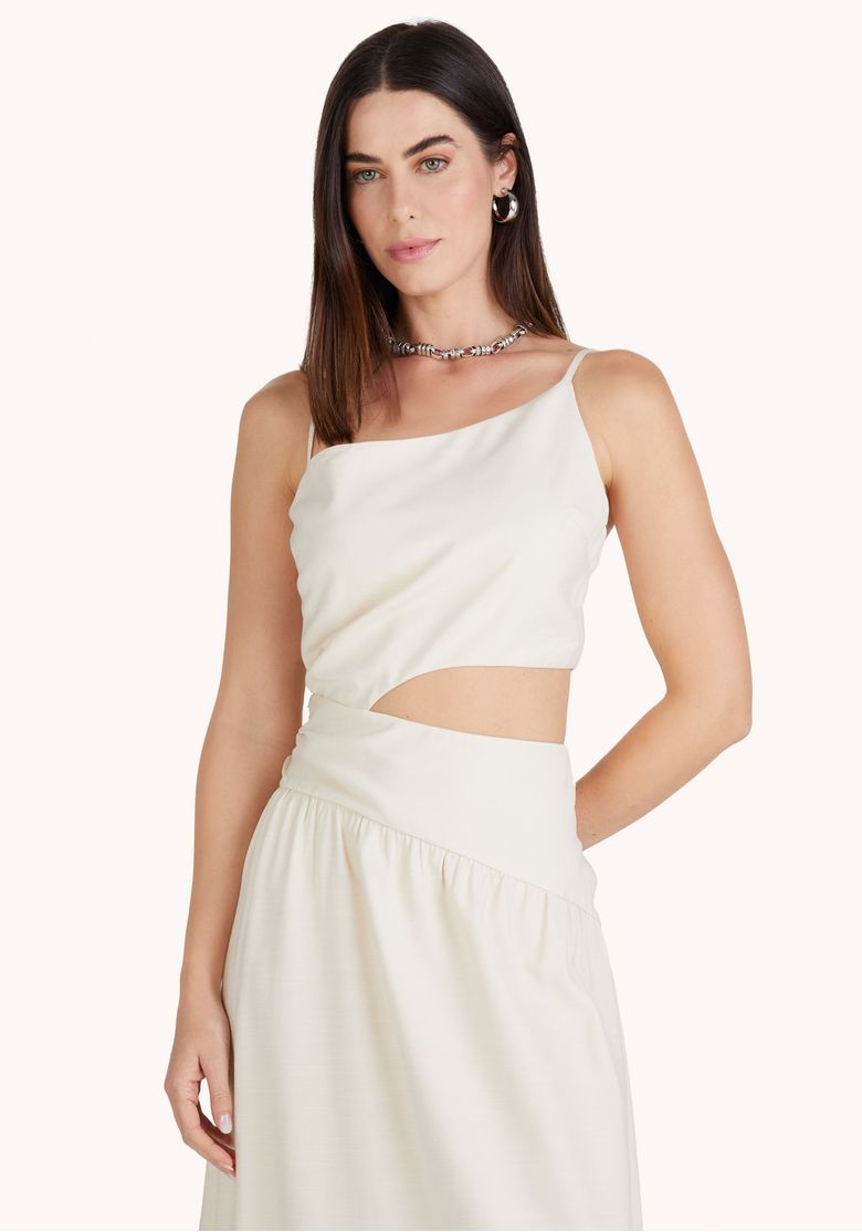 Close do vestido midi bege com recorte lateral cut out, decote assimétrico e saia fluida feminina