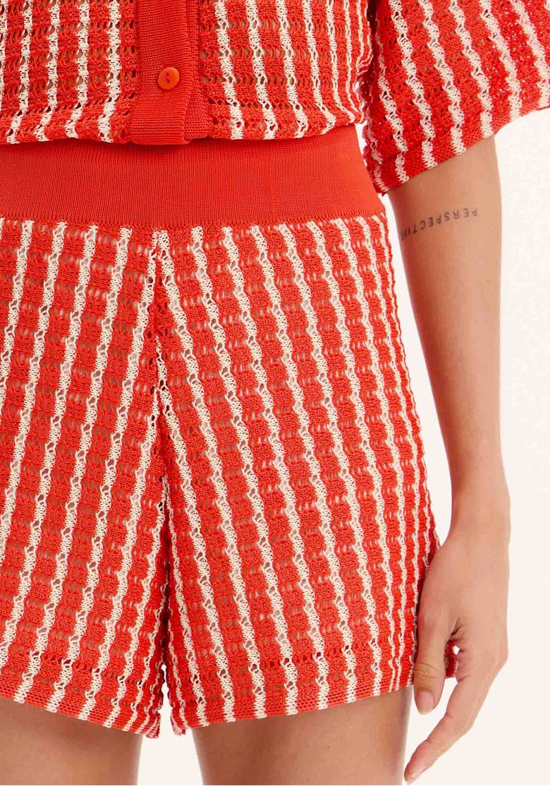 Detalhe do cós elástico e listras do short de tricot.