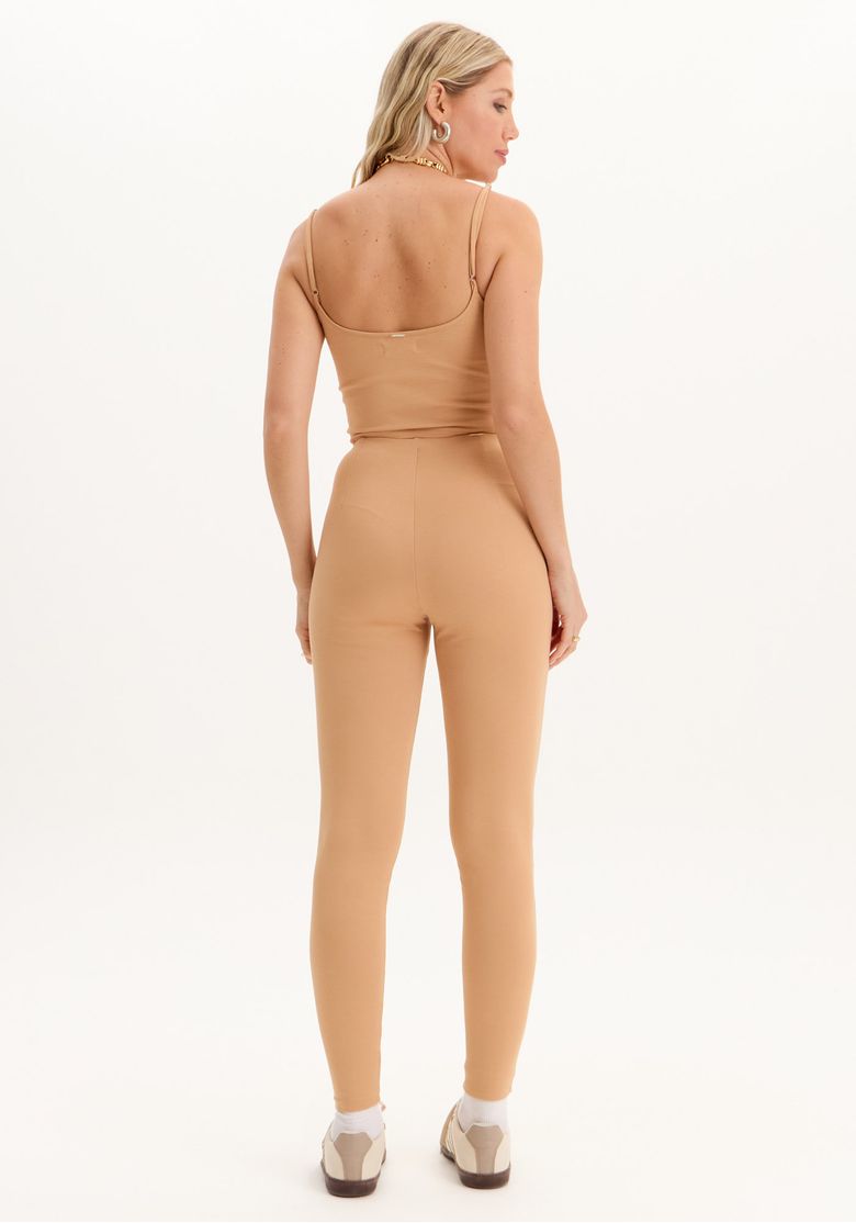 Vista traseira da calça legging fusô bege feminina com ajuste ao corpo, cós simples e comprimento longo
