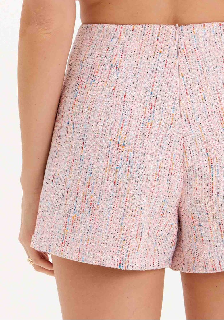 Close-up-do-acabamento-lateral-do-short-saia-evidenciando-a-qualidade-do-tecido.