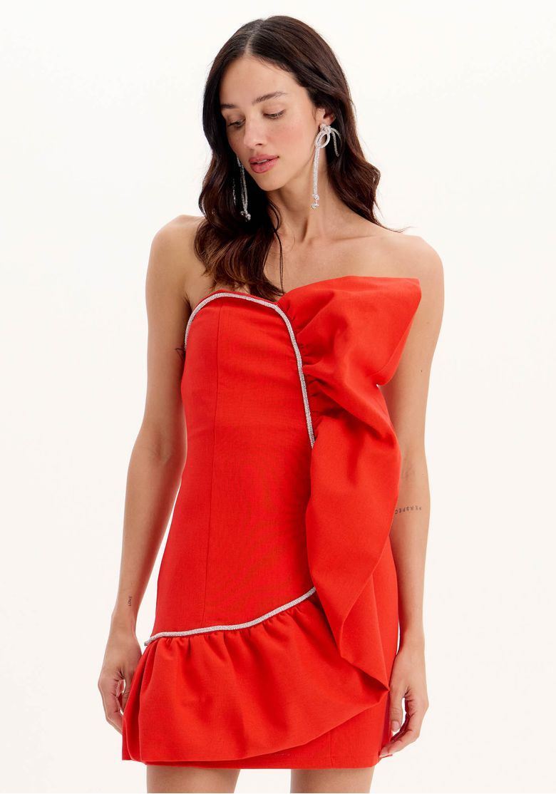 Detalhe do vestido curto vermelho sem alças com babado, mostrando o design.