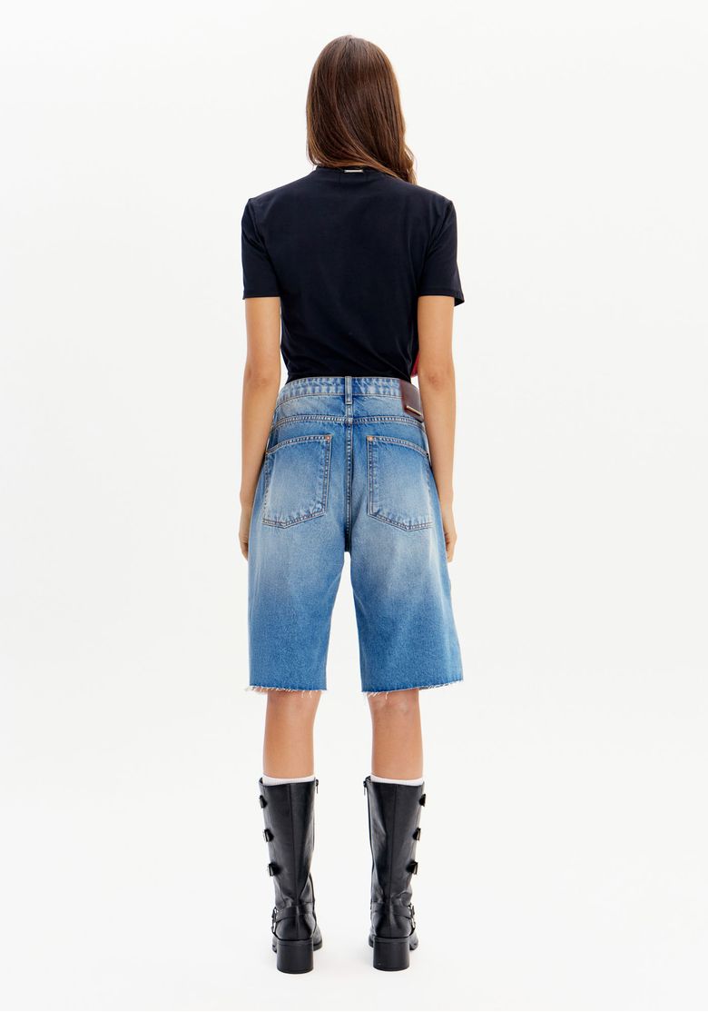 Vista traseira da bermuda jeans cargo azul feminina com comprimento bermuda, caimento amplo e bolsos posteriores