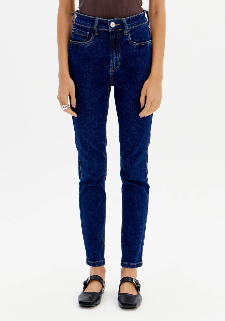 Close frontal da calça jeans skinny feminina azul de cintura alta com bolsos frontais e barra simples