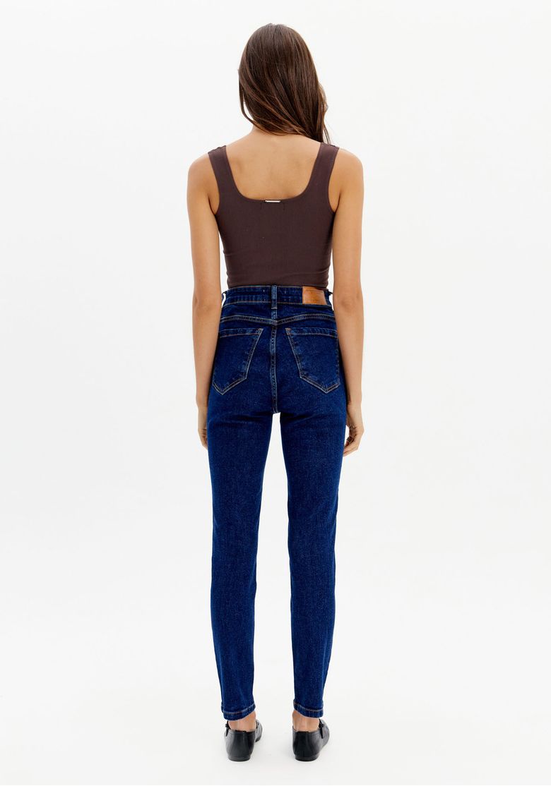 Vista traseira da calça jeans skinny super alta azul com bolsos posteriores e caimento ajustado