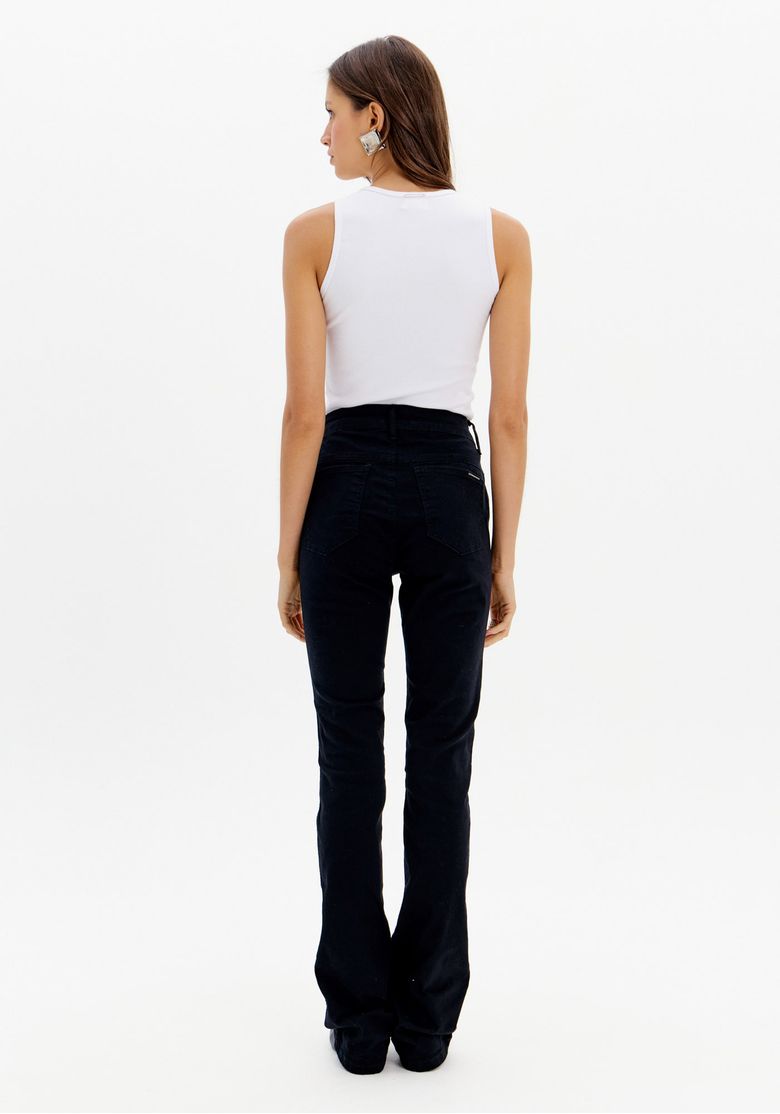 Vista traseira da calça de sarja preta boot cut, destacando o ajuste elegante.
