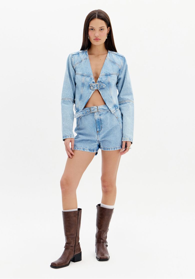 Modelo vestindo short jeans com fivela e top jeans, vista frontal.