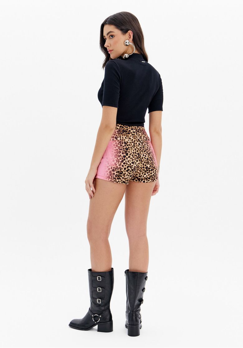 Vista lateral do short de sarja com estampa animal print e degradê, destacando a cintura alta.