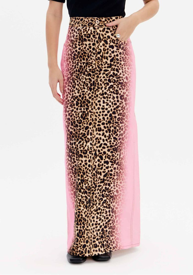 Detalhe frontal da saia midi com estampa animal print e degradê lateral.