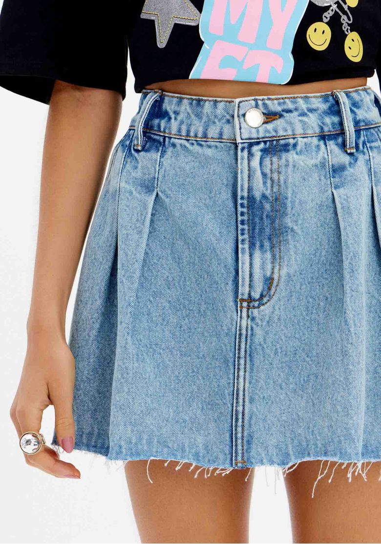 Detalhe do cós com passantes e pregas da saia jeans.