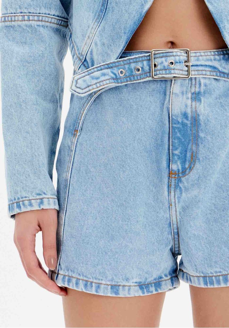 Detalhe da fivela ajustável do short jeans.
