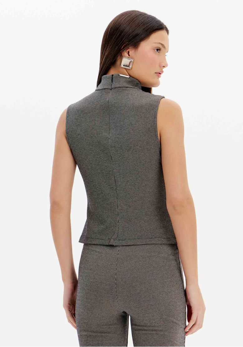 Vista traseira da blusa feminina gola alta xadrez preta curta sem mangas com modelagem ajustada