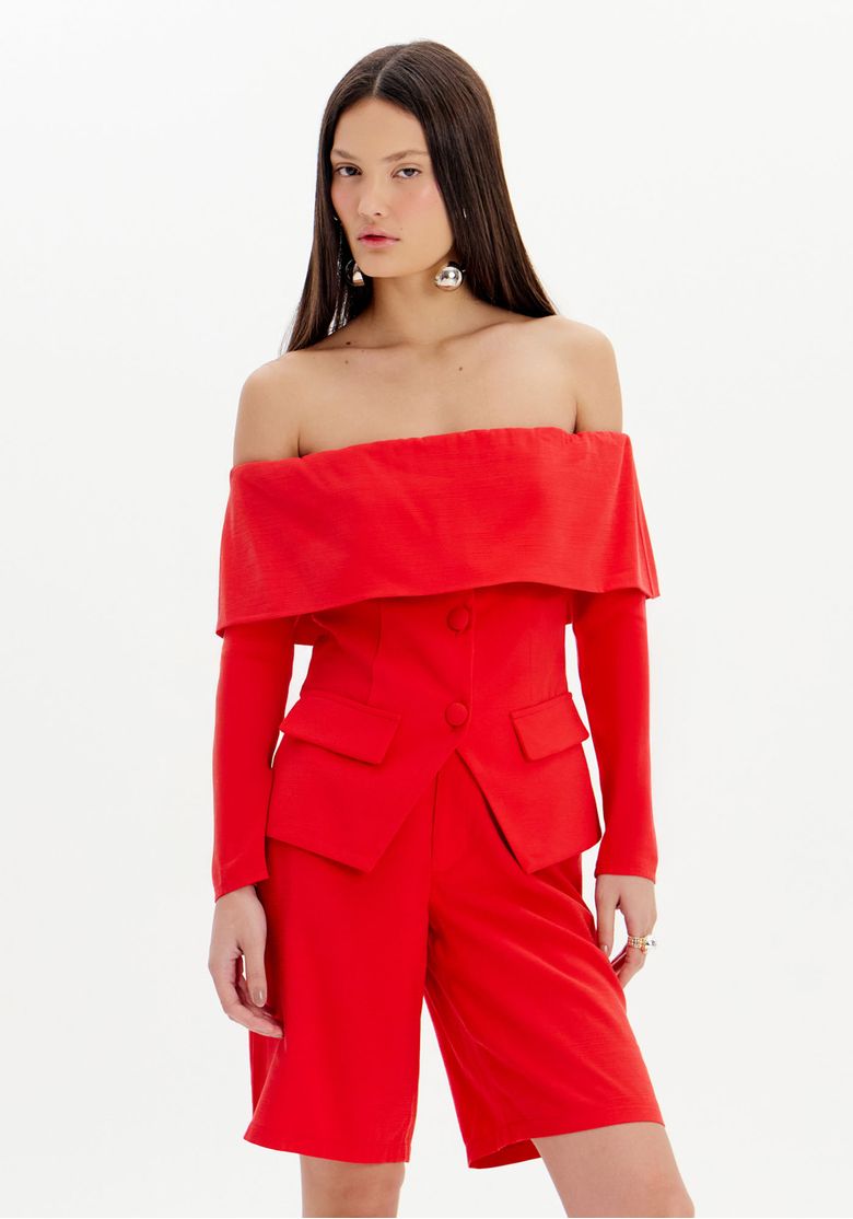 Blusa feminina ombro a ombro vermelha com botões frontais, vista frontal.