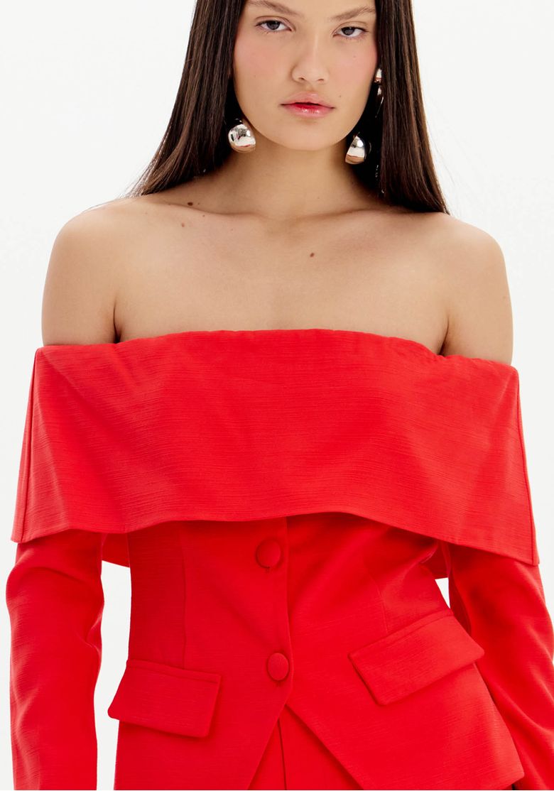 Detalhe do tecido e botões da blusa vermelha.