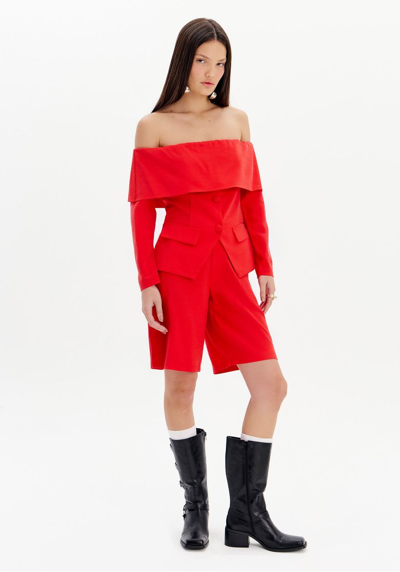 Modelo usando blusa vermelha ombro a ombro com calça combinando.