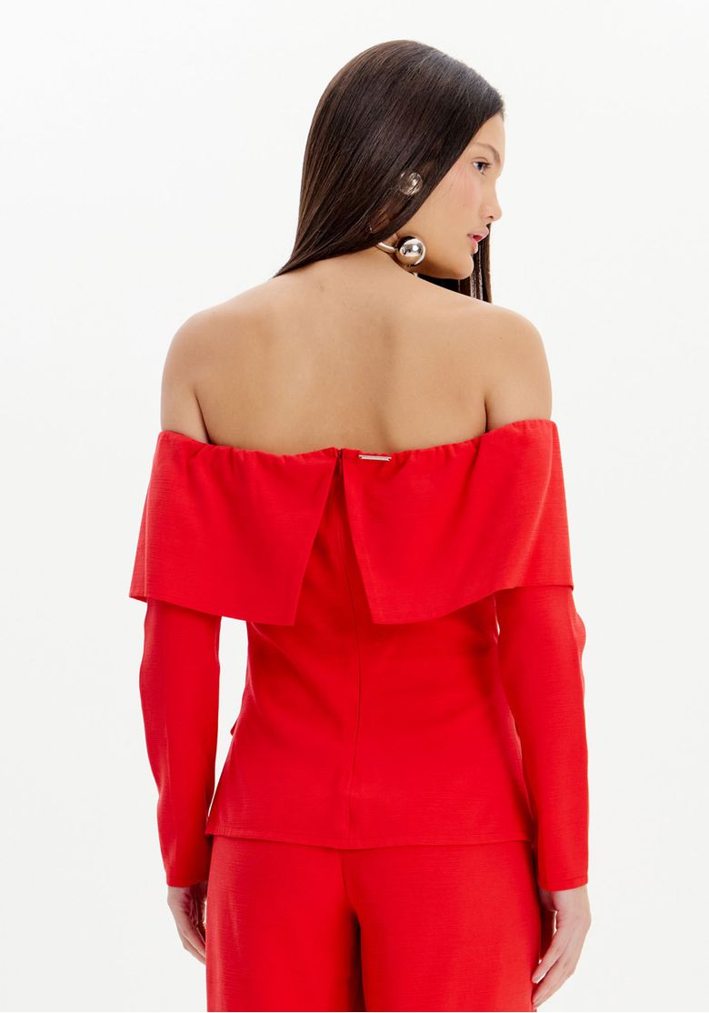 Vista traseira da blusa vermelha mostrando o caimento e detalhes.