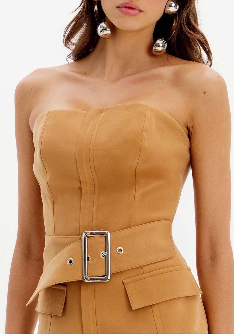 Detalhe do cinto e do shape ajustado da blusa.