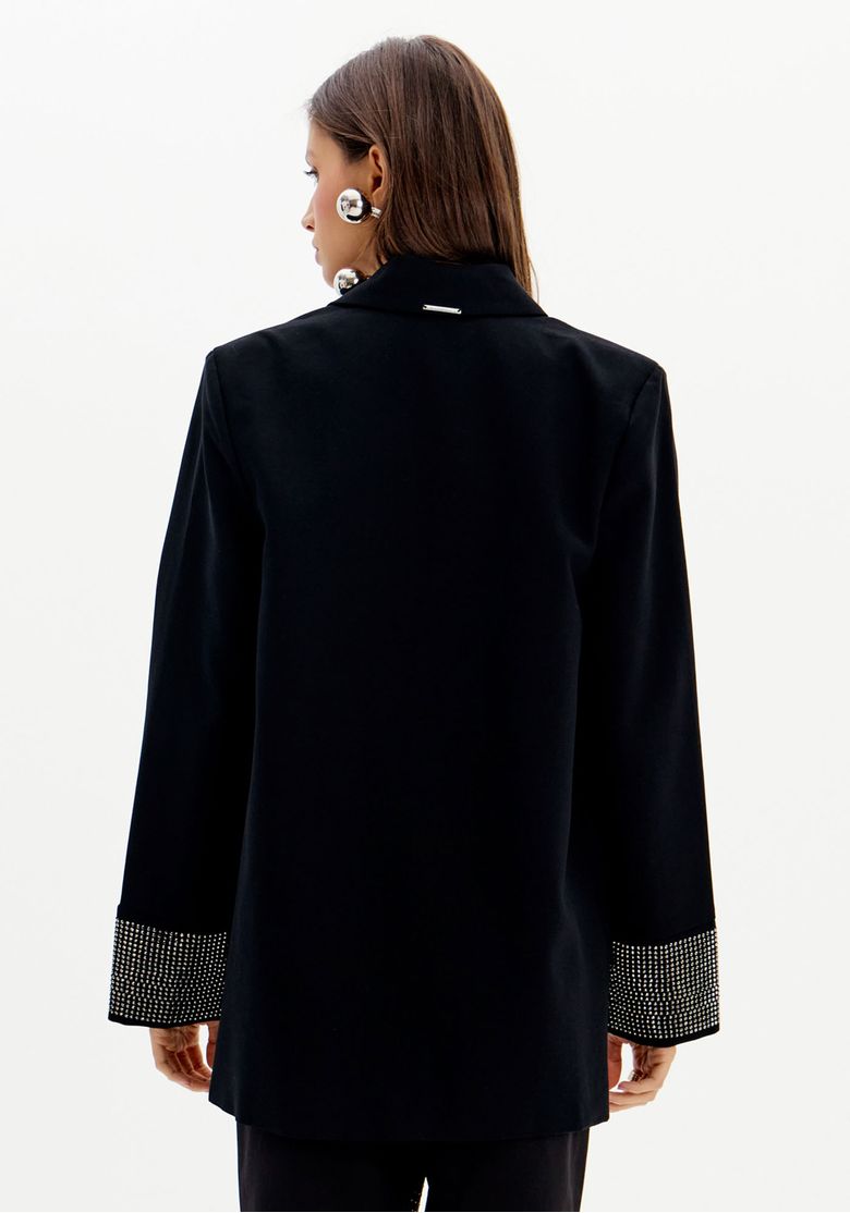 Vista posterior do blazer oversized preto feminino com mangas longas e punhos com brilho