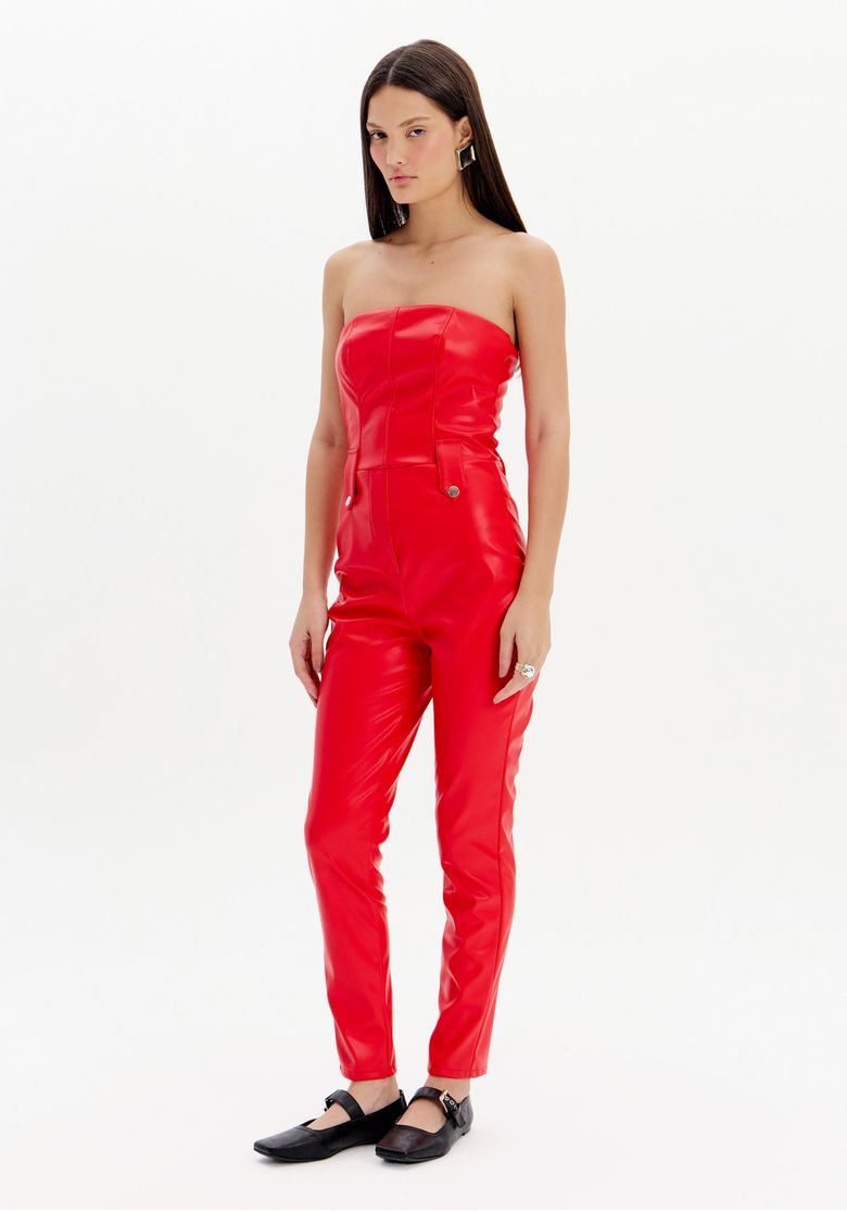 Vista-frontal-do-macacao-longo-skinny-sem-alcas-em-vermelho-com-passantes-e-ziper-traseiro.