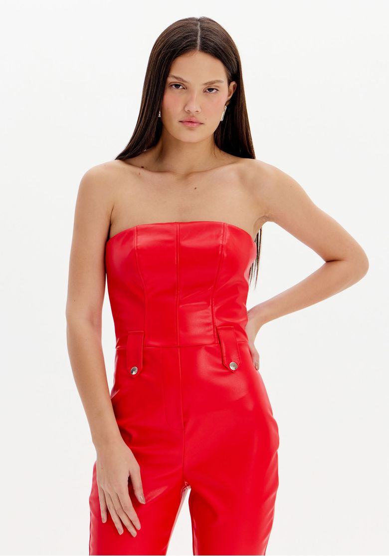 Detalhe-do-design-sem-alcas-e-modelagem-ajustada-do-macacao-vermelho.