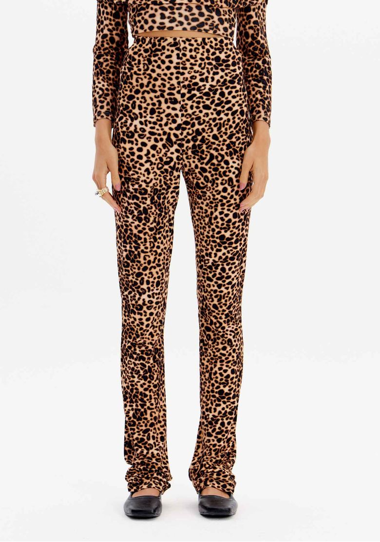 Detalhe da calça boot cut com estampa animal print, mostrando a cintura alta e o ajuste.