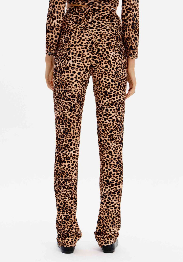 Vista traseira da calça boot cut com estampa animal print, destacando o caimento.