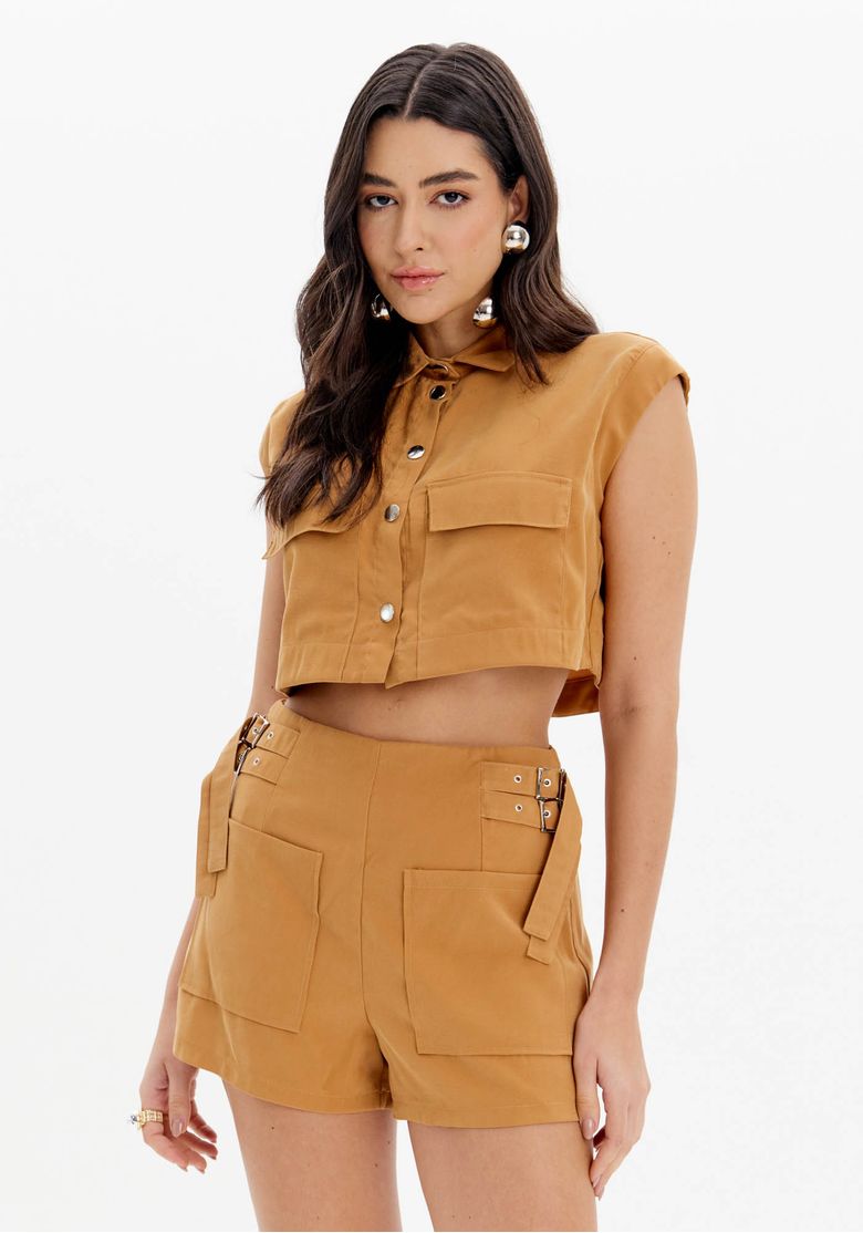 Camisa cropped sem mangas marrom com bolsos frontais e fechamento por botões metálicos, vista frontal.