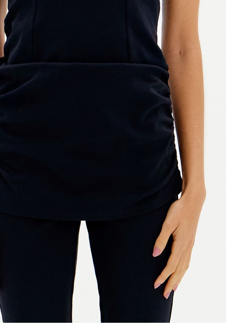 Vista lateral da calça boot cut preta.