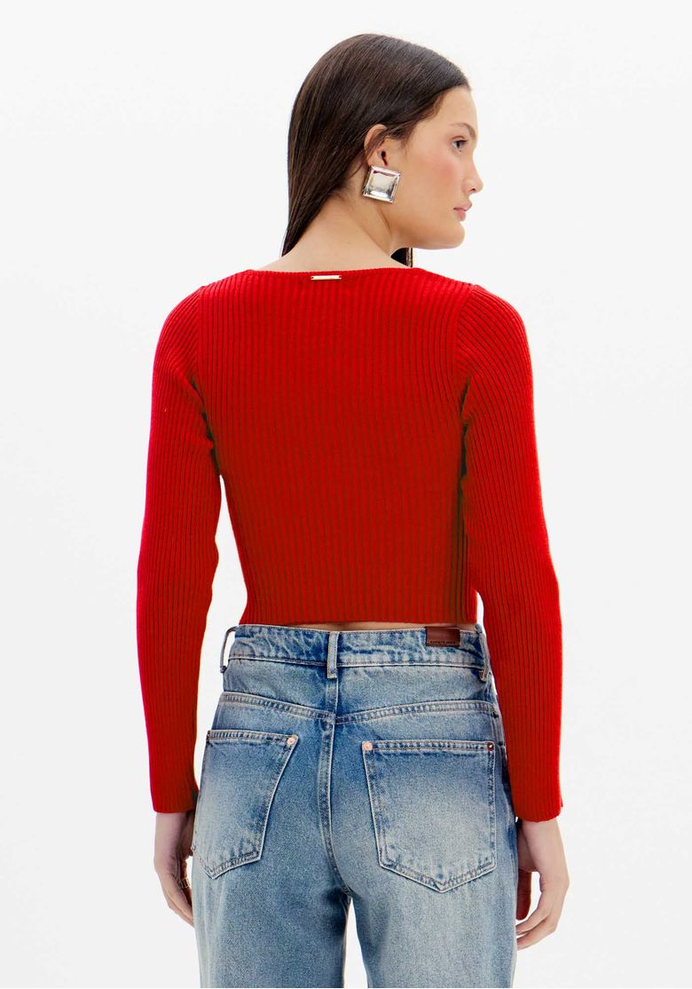 Vista traseira da blusa cropped de tricot vermelho, mostrando o caimento ajustado e mangas longas.