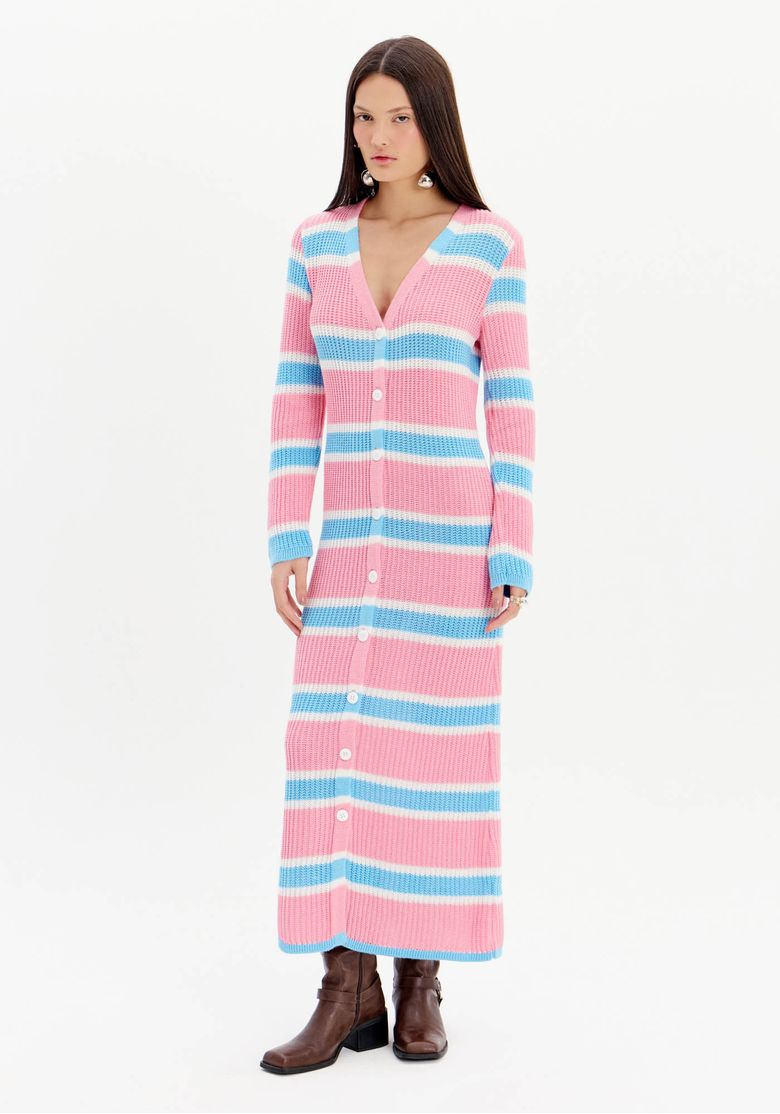Modelo-vestindo-cardiga-de-tricot-midi-listrado-em-tons-de-rosa-e-azul-com-fechamento-por-botoes-vista-frontal.
