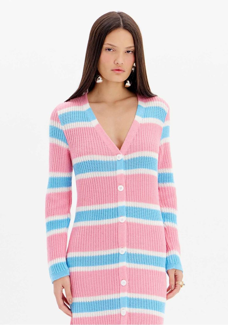 Detalhe-do-cardiga-de-tricot-midi-listrado-destacando-o-padrao-de-listras-e-o-fechamento-por-botoes.