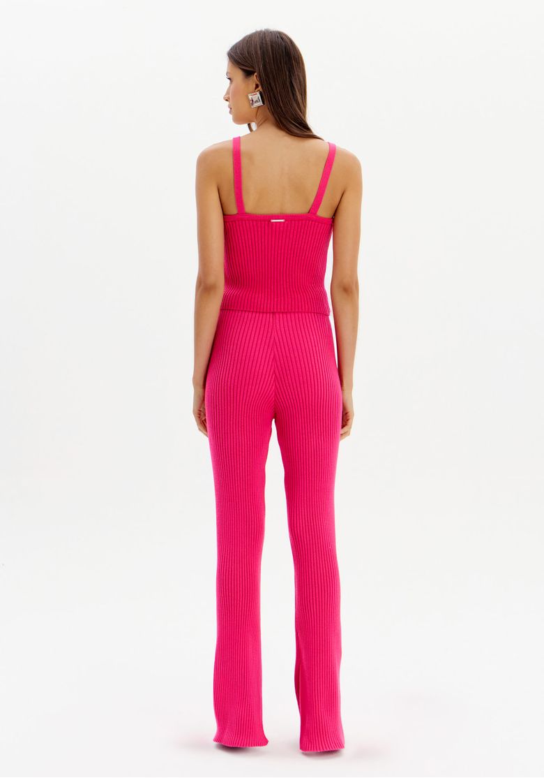 Vista traseira da calça reta de tricot rosa, mostrando o caimento elegante.
