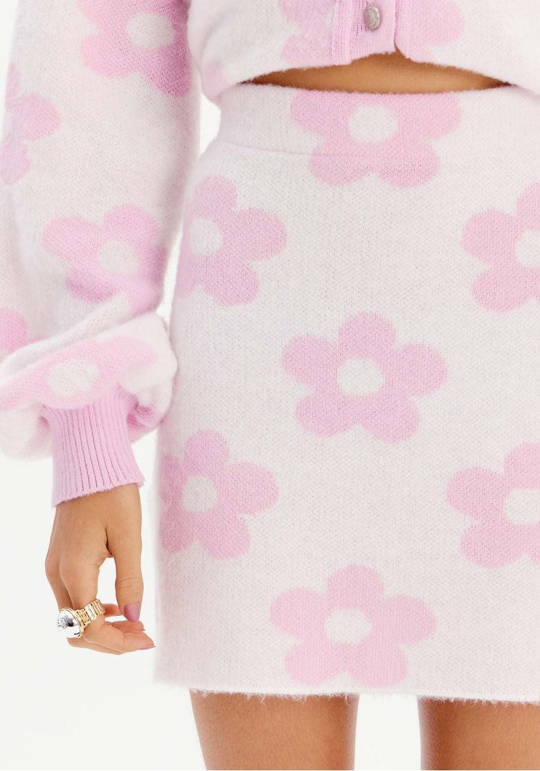 Detalhe da estampa floral rosa na saia curta de tricô.