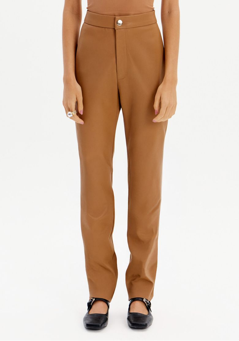 Detalhe frontal da calça legging marrom, destacando a cintura alta e o botão.