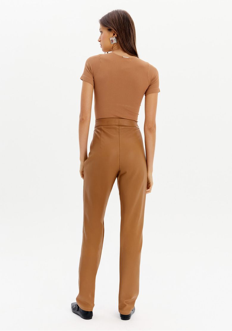 Vista traseira da calça legging marrom, mostrando o ajuste perfeito ao corpo.