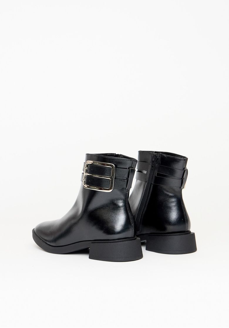 Par de botas pretas exibidas de frente e lateralmente.