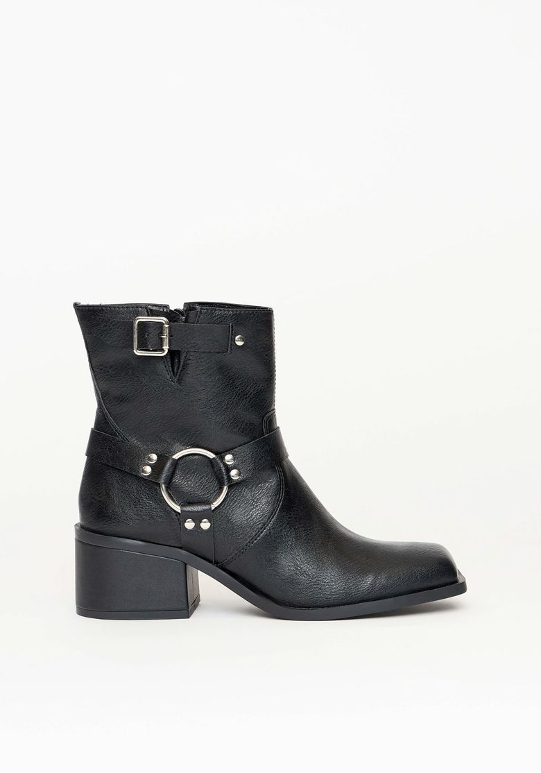 Bota montaria de cano baixo preta com detalhe de fivela vista lateral.