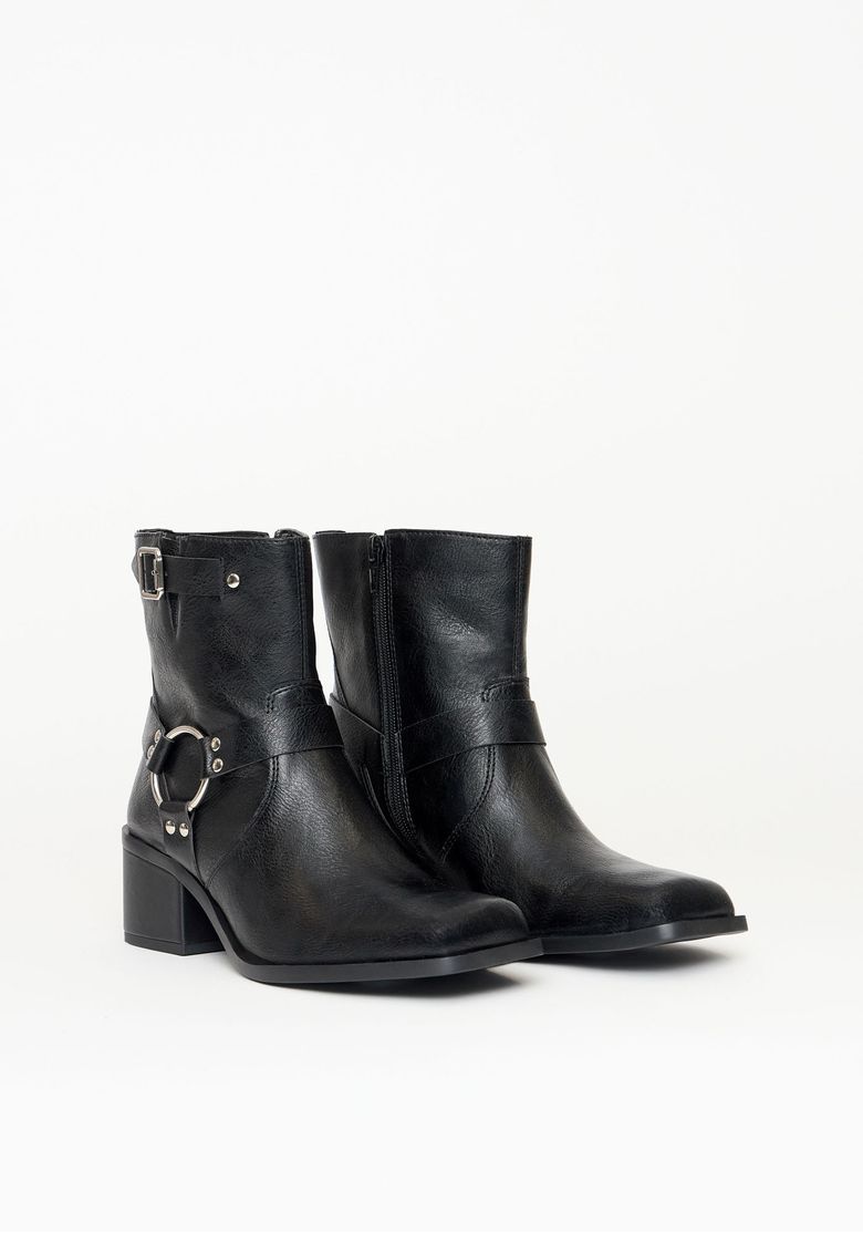 Par de botas montaria pretas com salto bloco em vista diagonal.