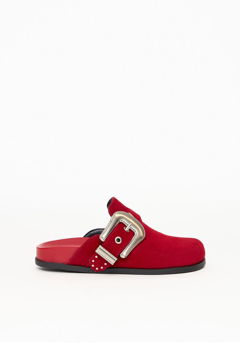 Mule rasteira feminina em suede vermelho com maxi fivela, vista lateral.
