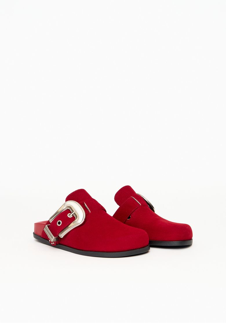 Par de mules femininas em suede vermelho com detalhe de fivela, vista frontal.