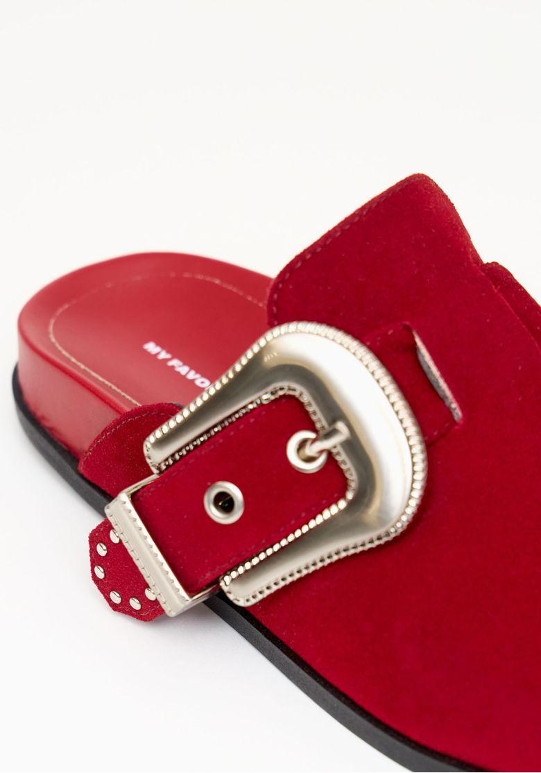 Detalhe da maxi fivela em metal prateado no mule feminino.