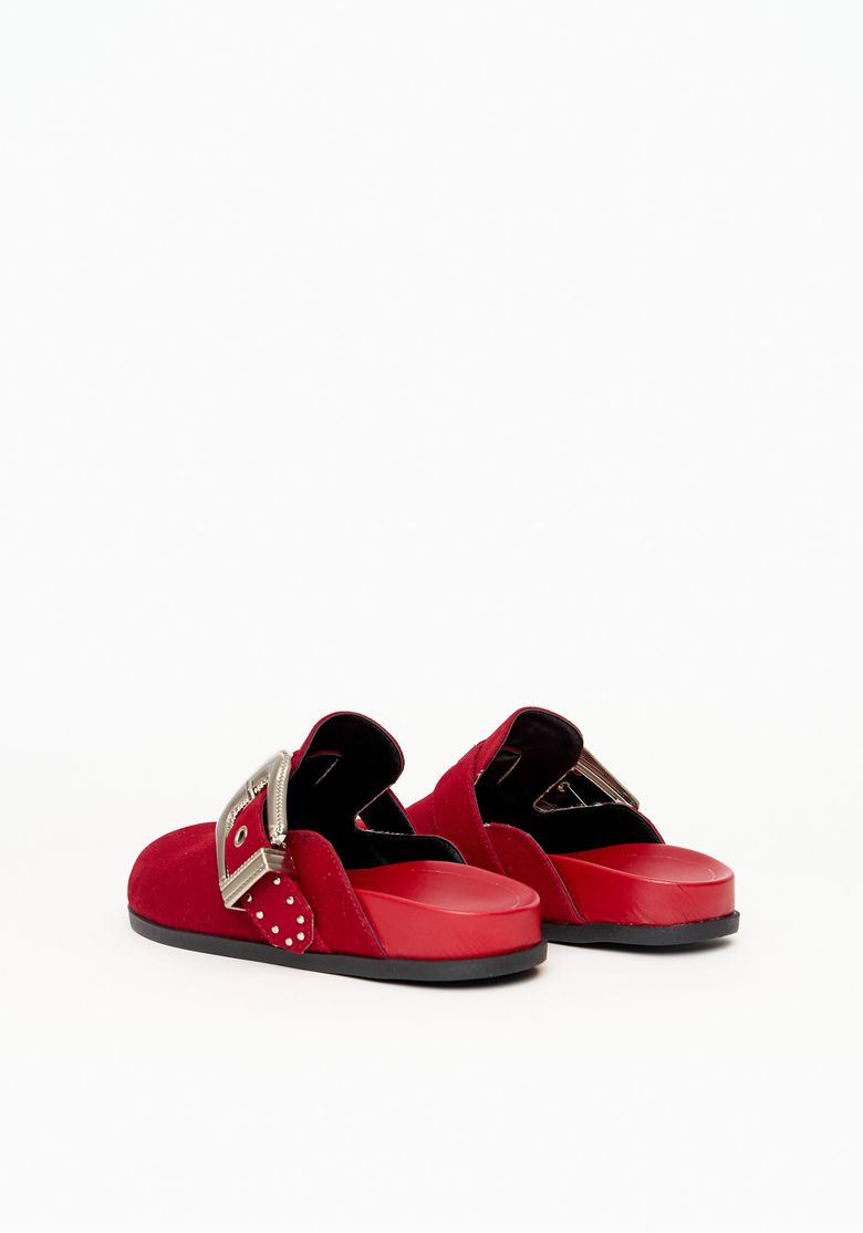 Vista traseira do mule feminino em suede vermelho com acabamento detalhado.