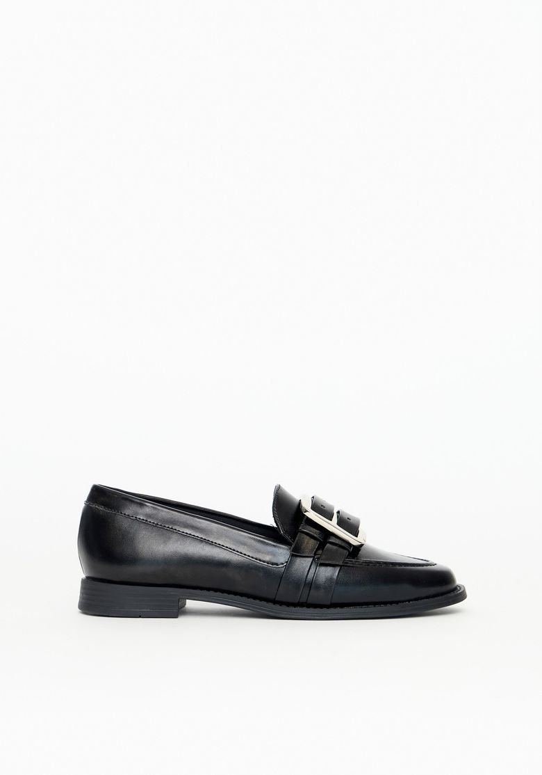 Mocassim feminino preto com fivela dupla, vista lateral esquerda.