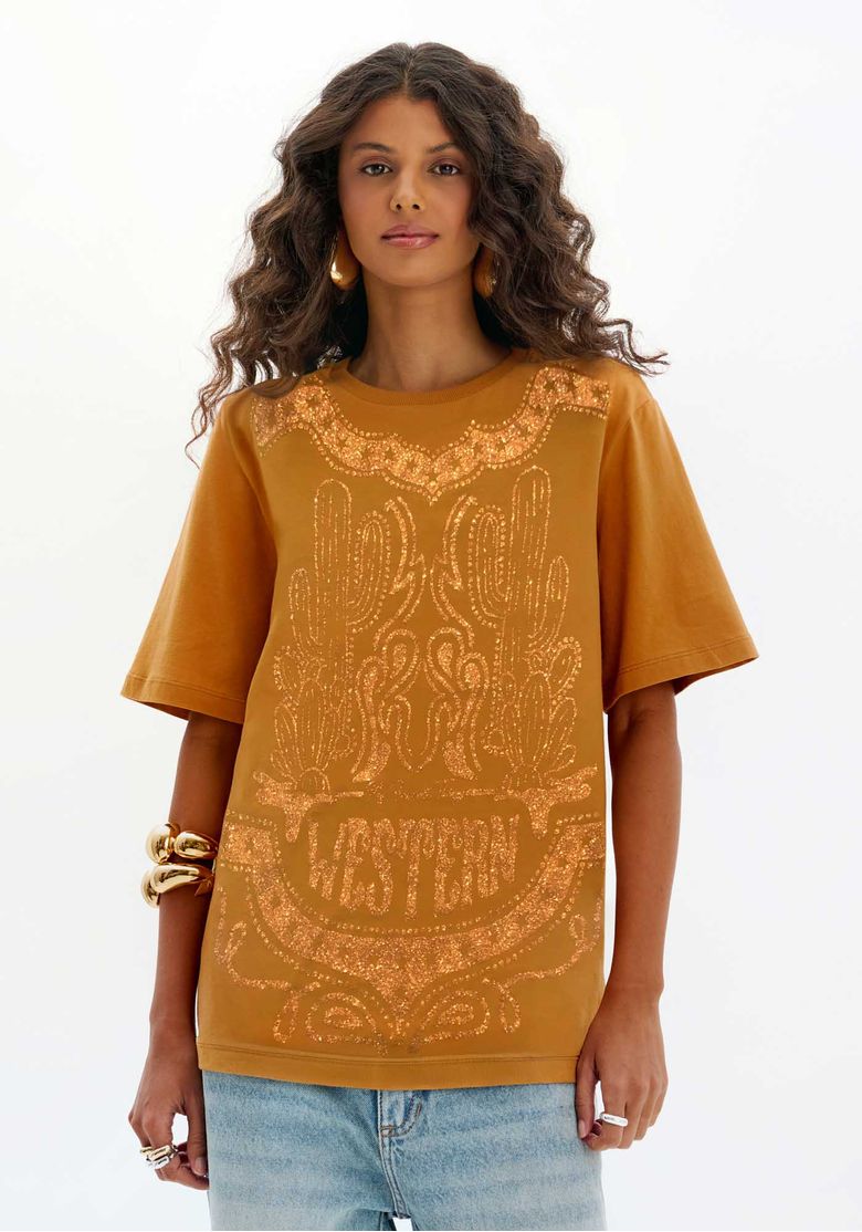 Close-up da t-shirt oversized marrom com estampa detalhada, destacando o design autêntico.