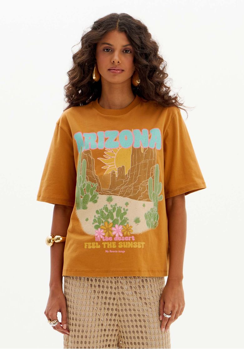 Vista frontal da camiseta feminina oversized marrom de algodão com manga curta e estampa localizada retrô