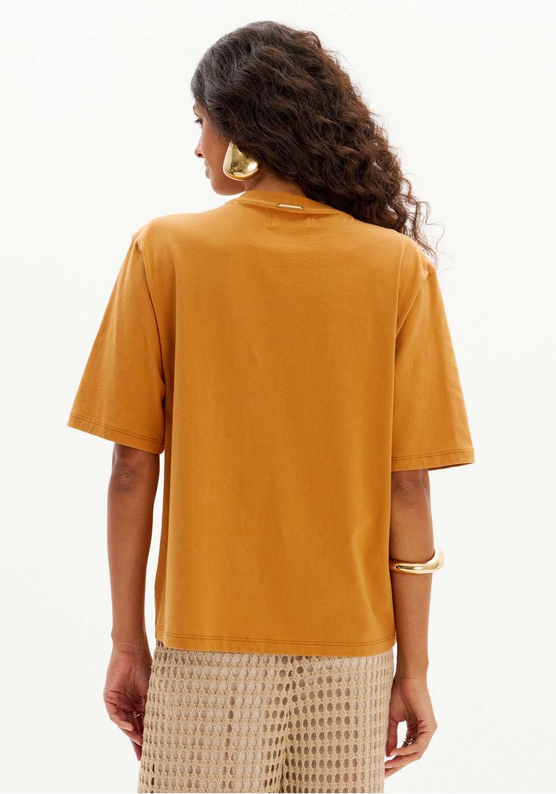 Vista traseira da t-shirt feminina oversized marrom com manga curta, caimento solto e barra reta