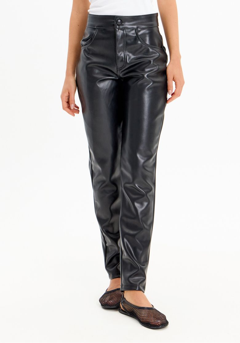 Close frontal de calça skinny preta feminina cintura alta com fechamento por zíper e botão, bolsos frontais e modelagem ajustada