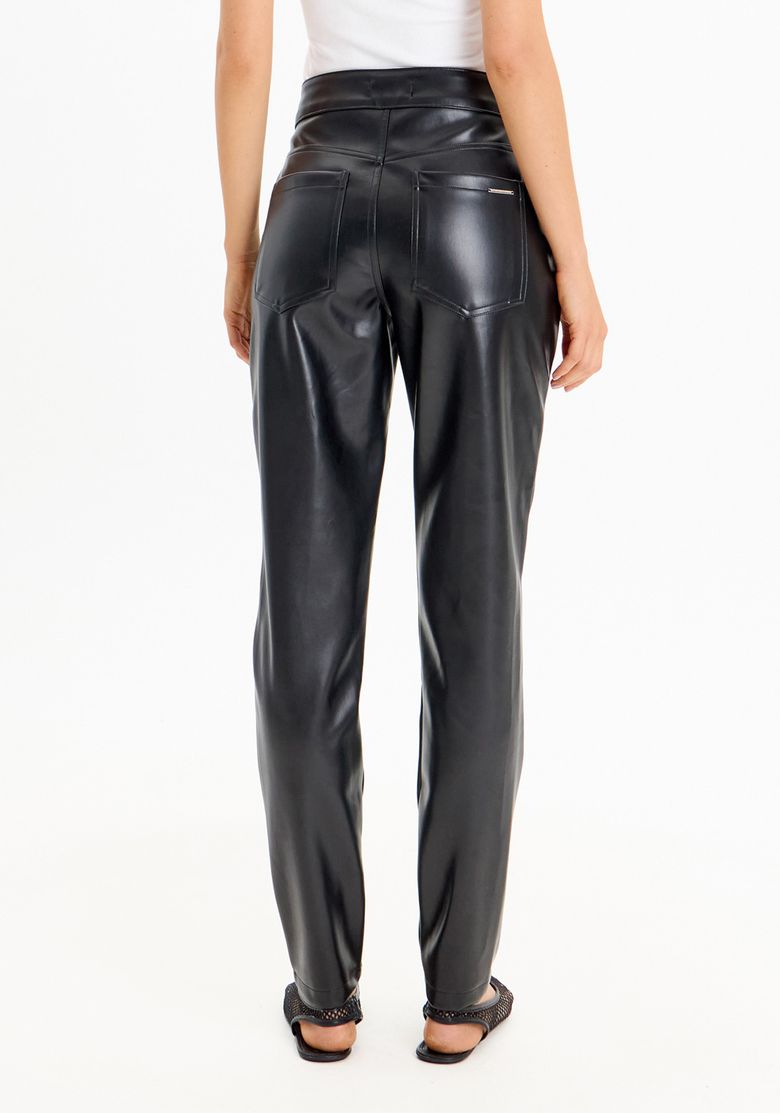 Close traseiro de calça skinny preta feminina longa com cintura alta, bolsos traseiros e caimento ajustado